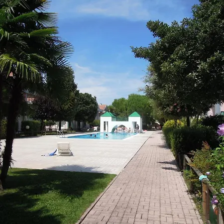Relaxing With Garden And Pool Apartamento